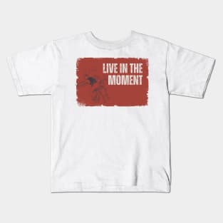 live in the moment Kids T-Shirt